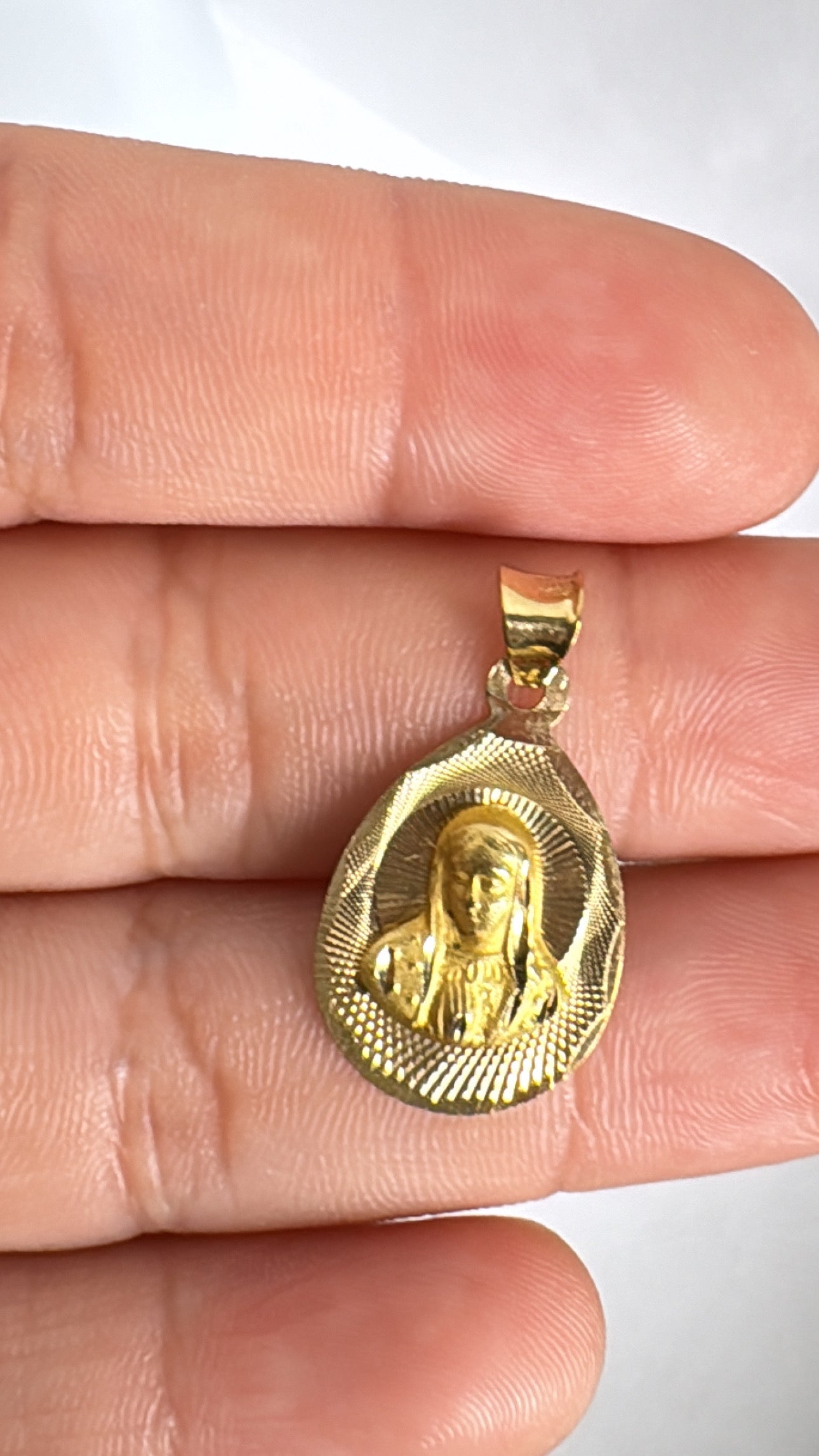 Gold virgencita